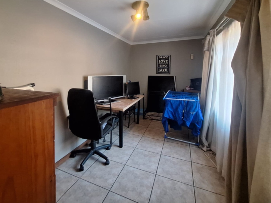 6 Bedroom Property for Sale in Meerhof North West